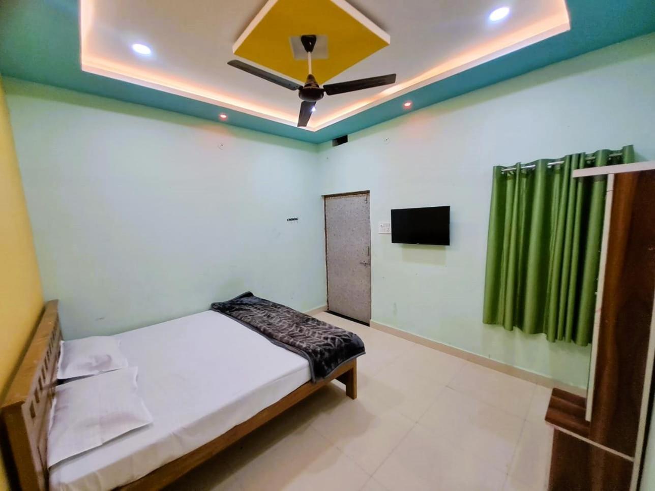 Utsav Lodge And Mangal Bhavan Piparia Exterior photo